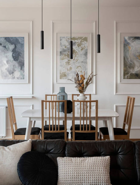 Vue moderne de salle à manger avec la suspension Mare, des images élégantes et des meubles raffinés.