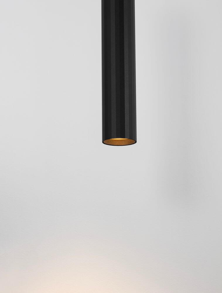 Mare Pendelleuchte Ø 5,5cm Geriffelt in elegantem Schwarz, moderne Lichtgestaltung für Ihr Zuhause.
