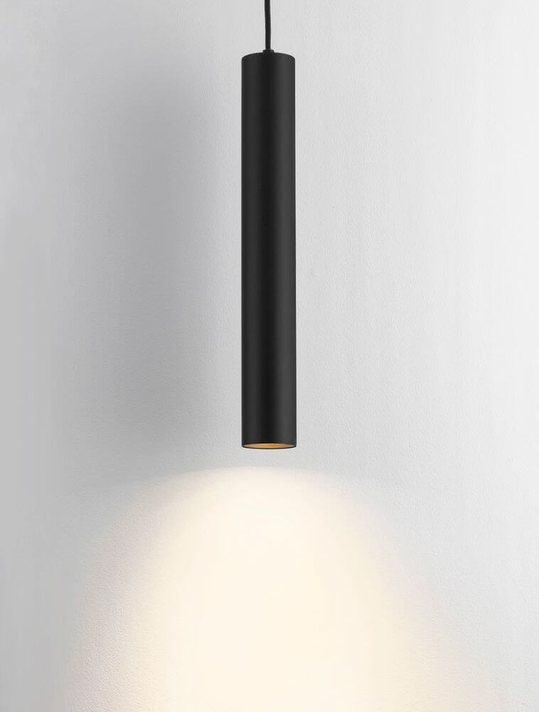 Alt Tag: Mare Pendelleuchte Ø 5,5cm Glatt schwarze zylindrische Hängelampe aus Aluminium, gerichtetes Licht nach unten, modernes Esszimmer-Design