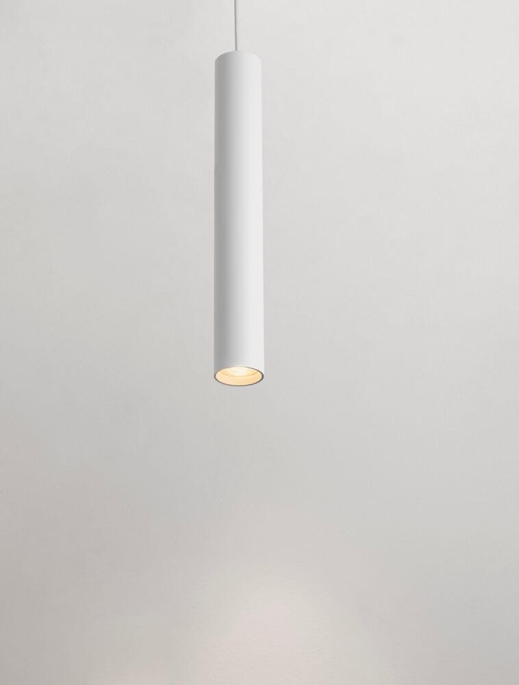 Alt Tag: Mare Pendelleuchte Ø 5,5cm Glatt in weißem minimalistischen Zylinder, gerichtetes Licht für Ess- oder Wohnbereich