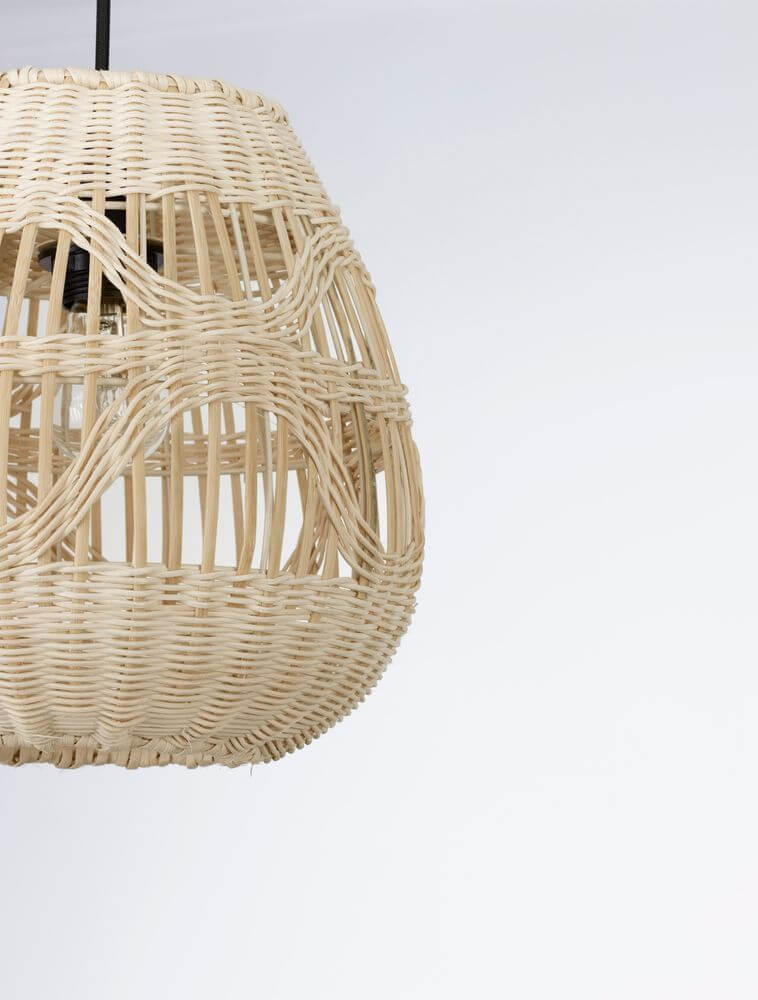 Marlo Pendelleuchte Birne Beige Rattan, stilvolle Rattangestaltung für warmes Licht im Ess- oder Wohnzimmer.