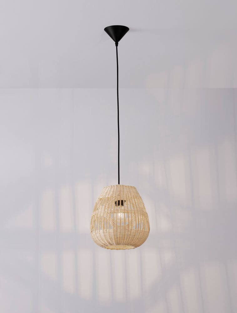 Marlo Pendelleuchte Birne Beige Rattan im Ethno- und skandinavischen Stil, aus hellem Rattan gefertigt.