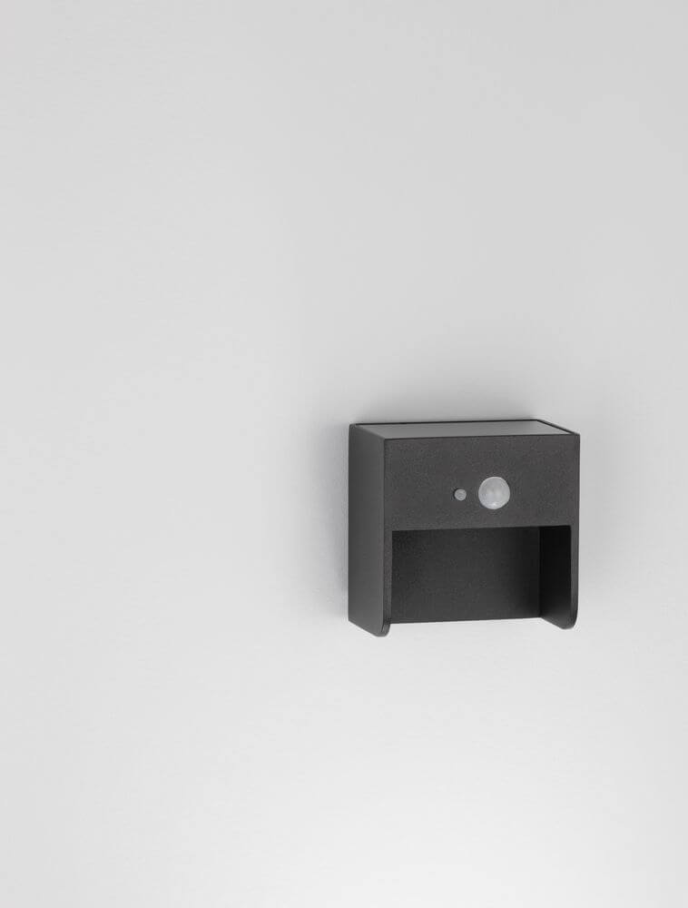 Marta LED Außenwandleuchte 3000K Anthrazit IP65 an einer Wand montiert, modernes Design und hohe Funktionalität.