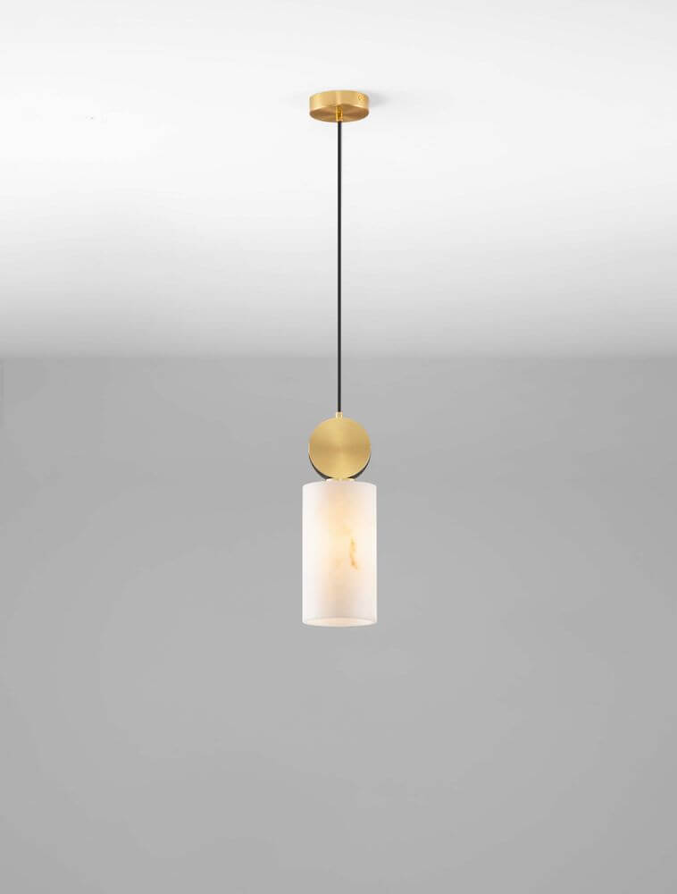 Maru Pendelleuchte Gold hängend mit goldener Fassung und weißem Lampenschirm.