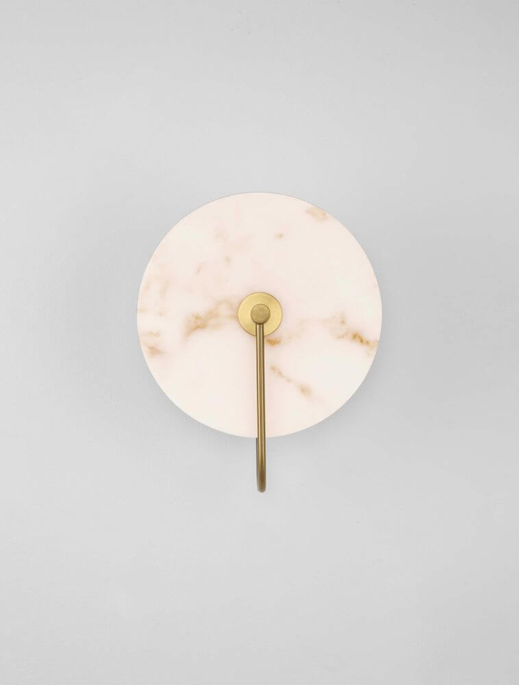 Maru Wandleuchte 3000K Gold mit eleganter Marmorplatte und goldenem Halterung.