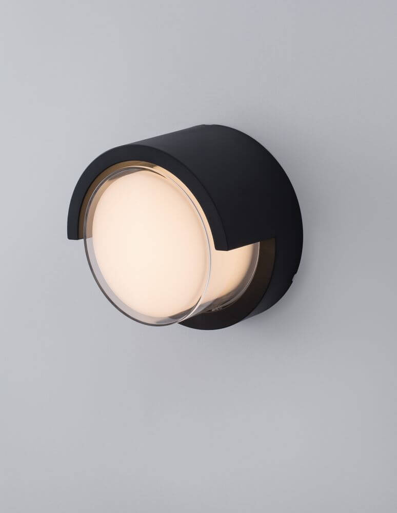 Max LED Außenwandleuchte Ø 10cm 3000K Dunkelgrau IP65 an einer Wand montiert.