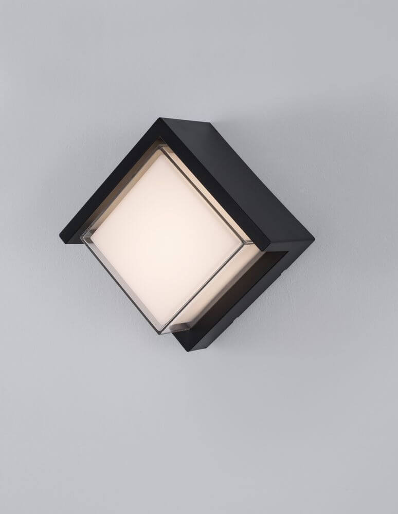 Max LED Außenwandleuchte Quadratisch 3000K Dunkelgrau IP65 an einer Wand montiert.