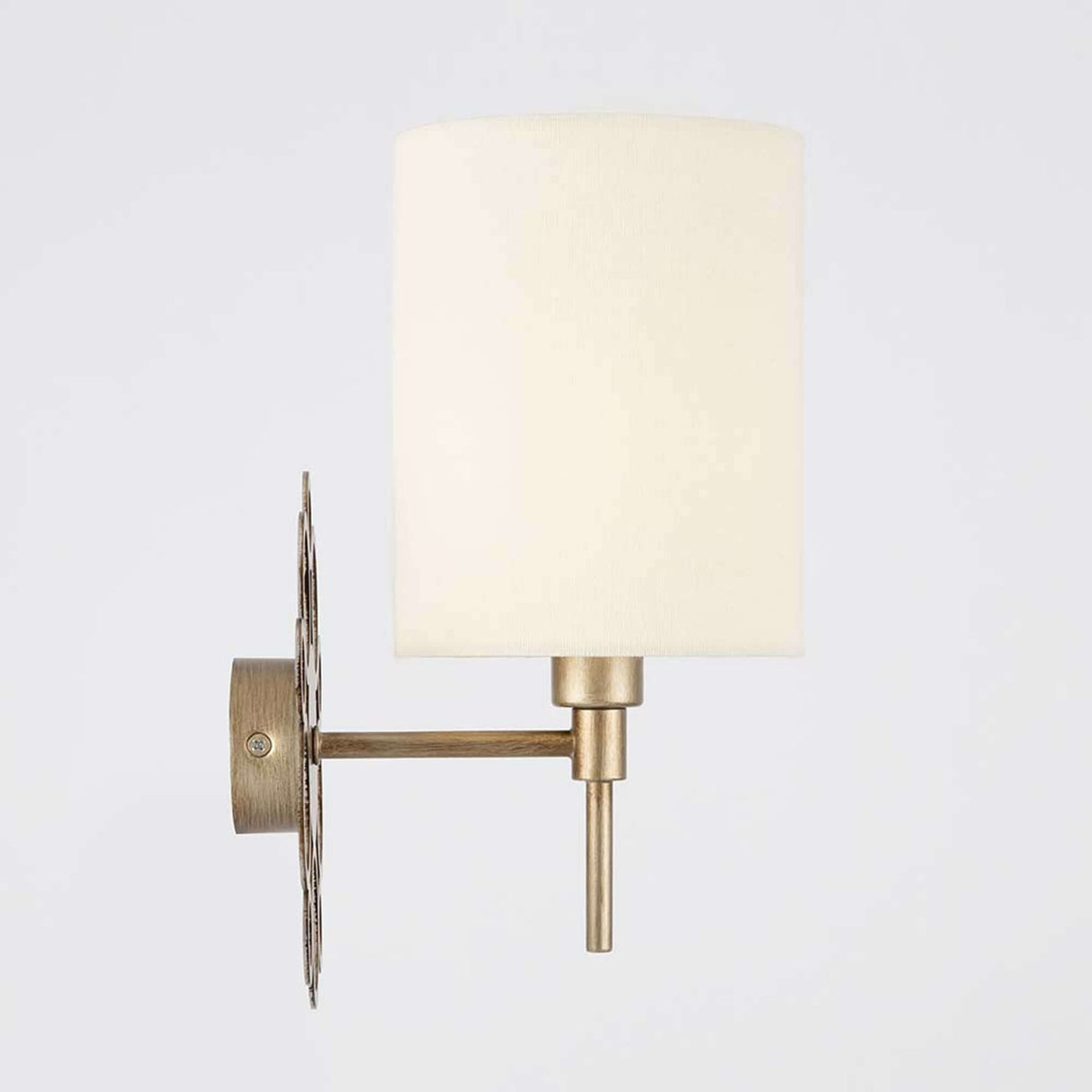 Anna Wandleuchte Antik-Gold aus Metallrahmen mit cremefarbenem Stoffbezug.