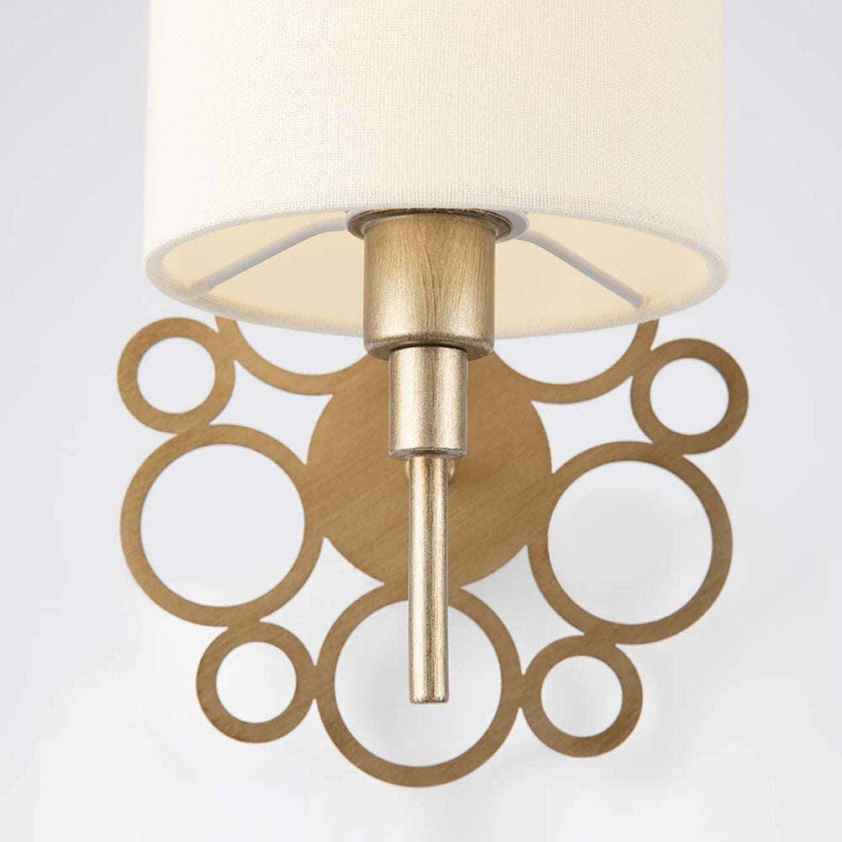 Anna Wandleuchte Antik-Gold mit cremefarbenem Lampenschirm und antik-goldenem Metallrahmen.