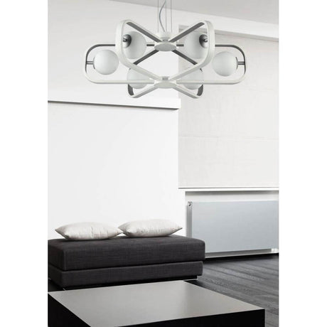 Avola 6-flammig Pendelleuchte in modernem Raum über einem Sofa mit grauem Bezug.