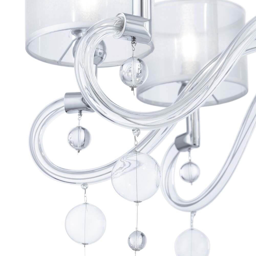 Detailansicht des Bubble Dreams Kronleuchters in Chrom mit klaren Glasarmen und transparenten Stoffschirmen.