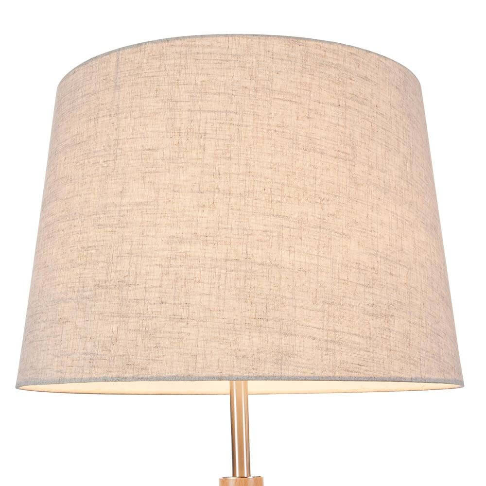 Lampenschirm der Calvin Dreibein Stehleuchte aus hellem Stoff mit schlichten Design.