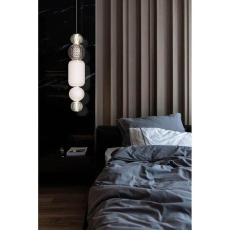 Collar LED-Hängeleuchte aus Glas Large über modernem Bett in stilvollem Schlafzimmer