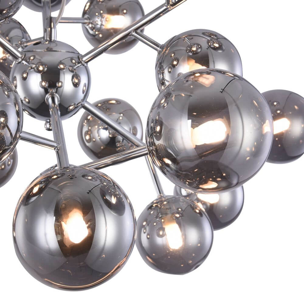 Dallas Hängeleuchte 24-flammig in modernem Design mit glänzenden Metallkugeln und runden Diffusoren aus Glas.