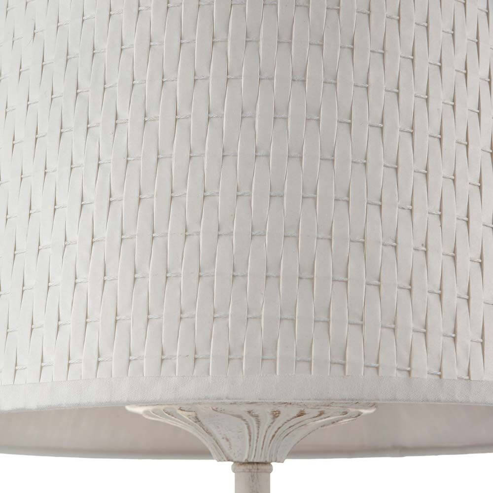 Detailansicht der Enna Tischlampe mit einem geflochtenen Lampenschirm aus PVC.