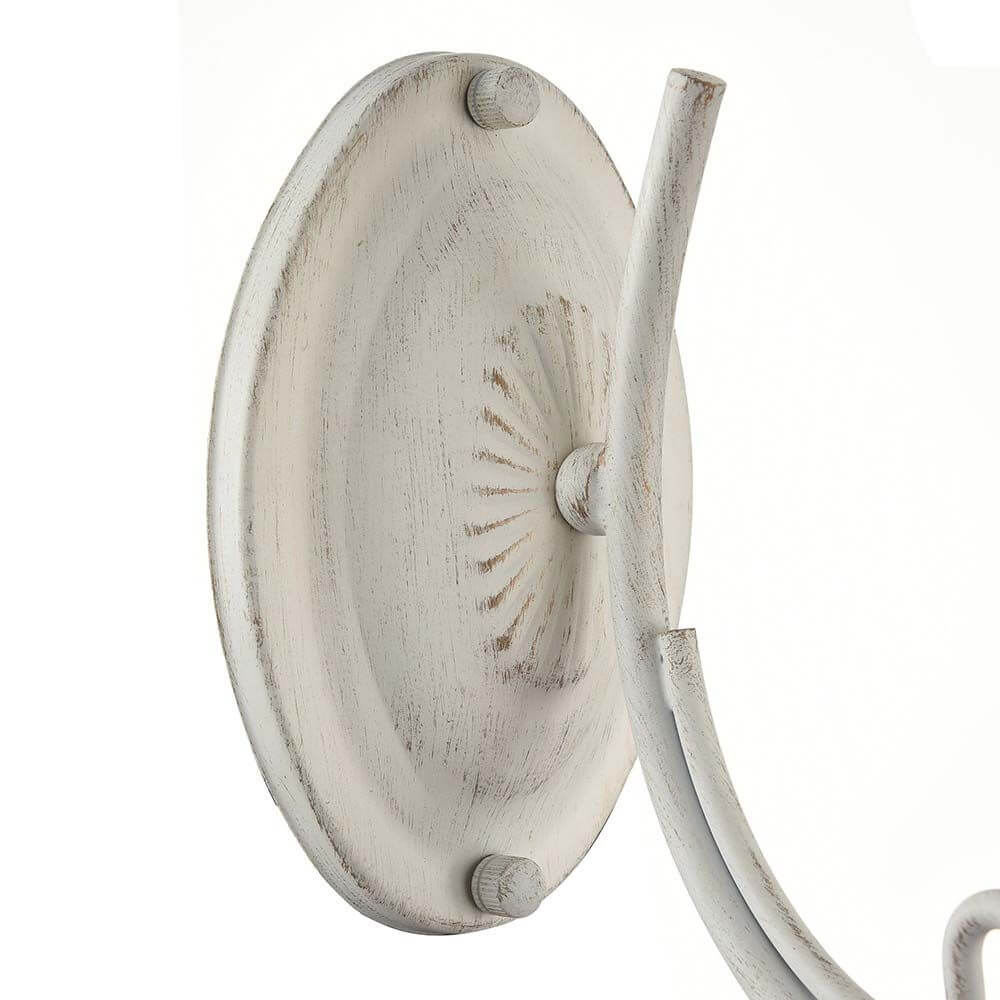 Detailansicht der Enna Wandleuchte mit geschwungenem Metallrahmen und eleganten Dekorelementen.