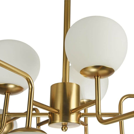 Vue détaillée du lustre Erich à 12 lumières avec diffuseurs en verre mat et métal de haute qualité.