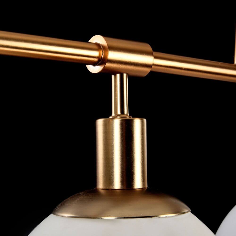 Erich Hängeleuchte 5-flammig Detailaufnahme der goldenen Halterung und mattem Glasdiffusor
