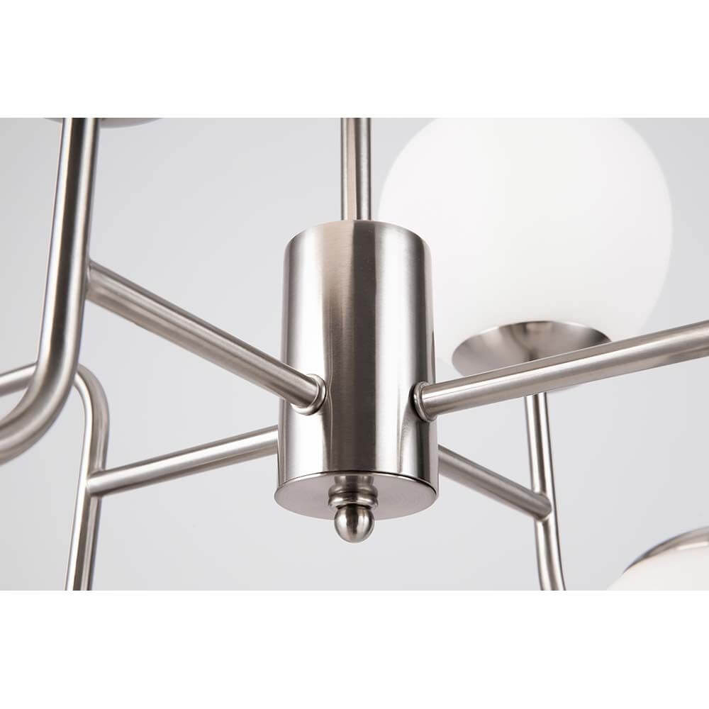 Detailaufnahme der Erich Hängeleuchte mit Metallrahmen und matten Diffusoren aus Glas.