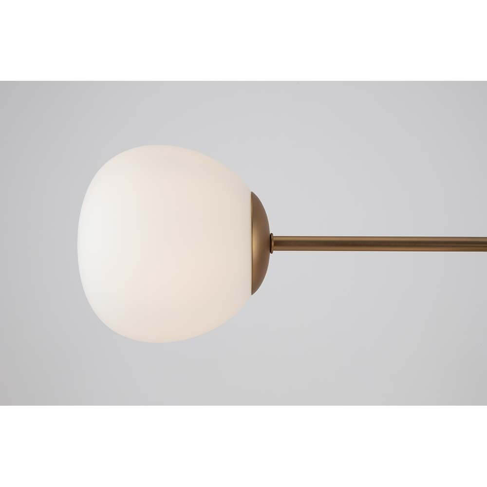 Erich Hängeleuchte mit mattem Glasdiffusor und metallischem Rahmen in elegantem Design.