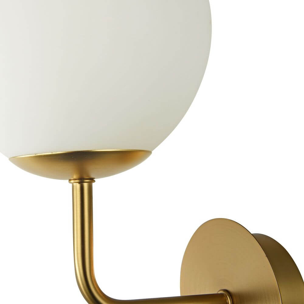 Erich Wandleuchte Small mit mattiertem Glas und hochwertigem Metall in Goldtönen.