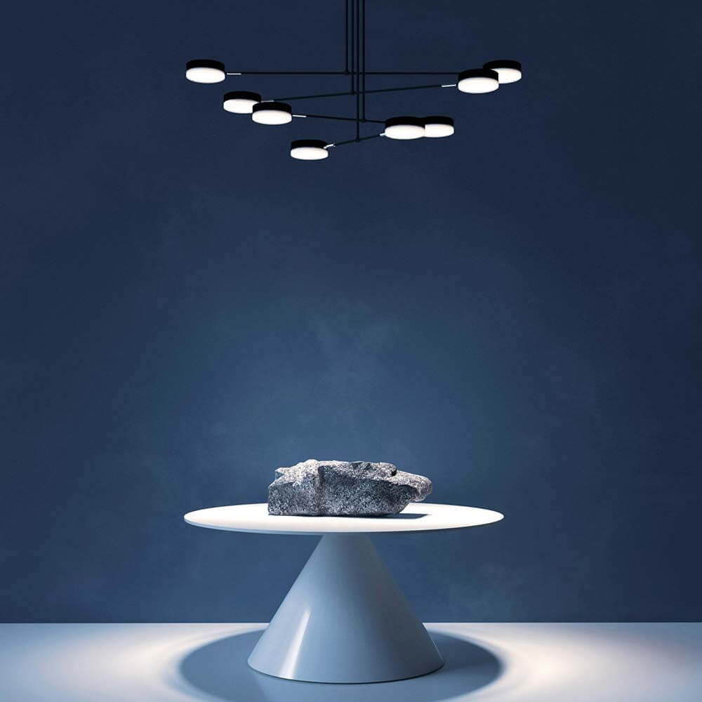 Fad LED Hängeleuchte Metall Schwarz über einem modernen Tisch, zylindrische Leuchtenschirme, elegantes Design.