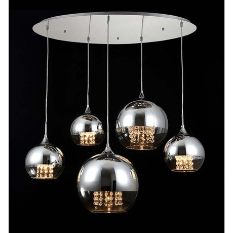 Fermi pendel 5-pære lavet af metalramme med krom og glas diffusorer og dekorative krystaller.