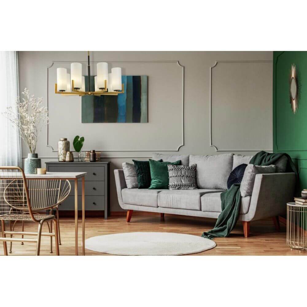 Fortano Kronleuchter 8-flammig über einem modernen Wohnzimmer mit grauem Sofa und stilvollem Dekor.