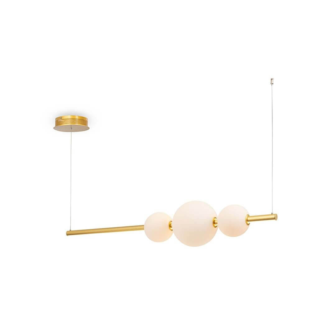 Freccia LED Hängeleuchte mit goldenen Beschlägen und weißen Spheres in zwei Größen erhältlich.
