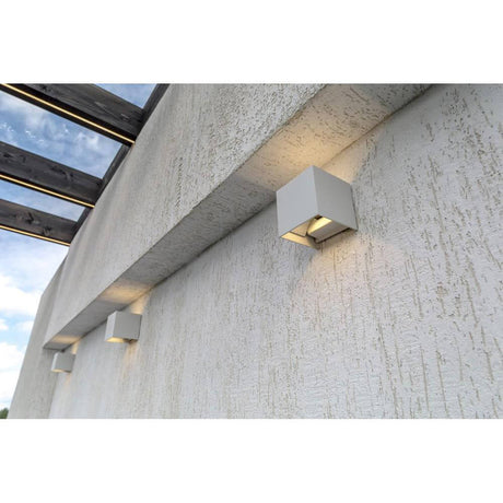 Fulton LED-Wandleuchte Außen eckig IP54 an Wand installiert, modern und korrosionsbeständig, verstellbarer Lichtstrahl.