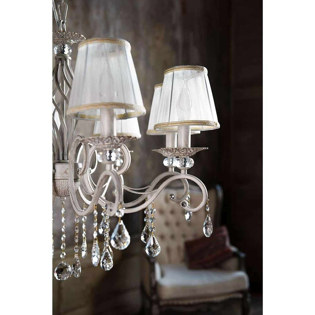 Grace Lüster 8-flammig. Weiß, Gold. Elegante Deckenlampe mit plissierten Lampenschirmen und Kristallanhängern.