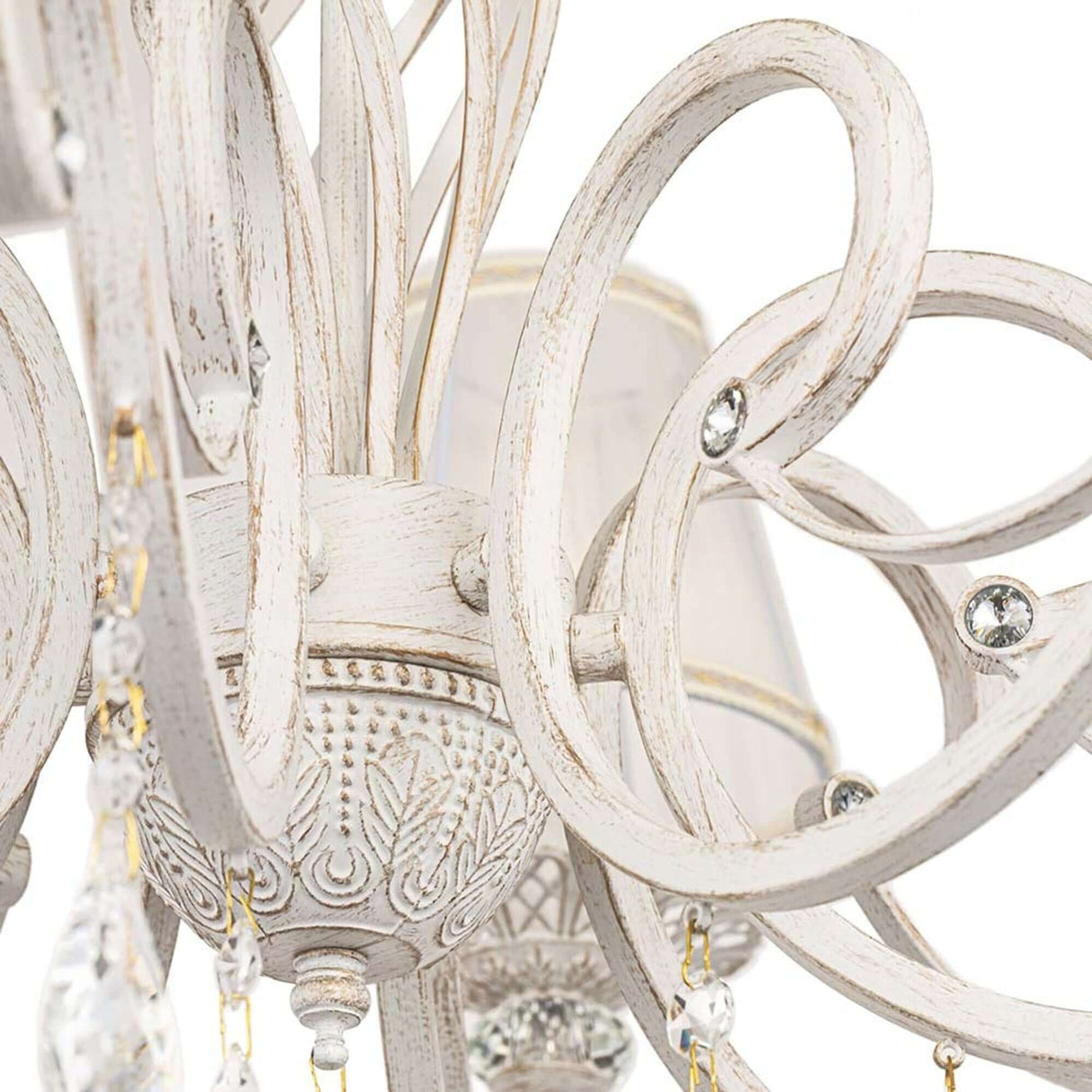 Detailansicht des Grace Lüster 8-flammig. Weiß, Gold mit Kristallanhängern und filigranem Metallrahmen.