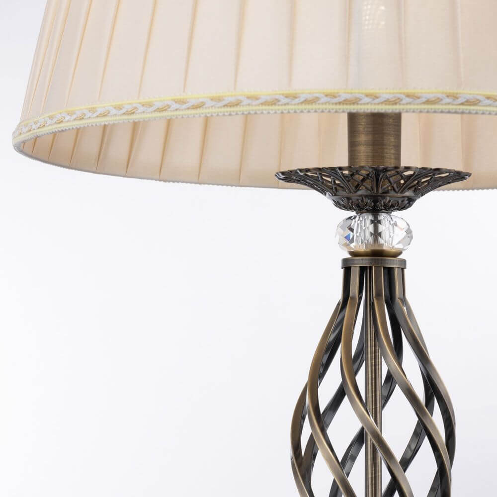Grace Stehleuchte Klassisch: eleganter Lampenschirm aus plissiertem Organza mit Kristallanhänger.
