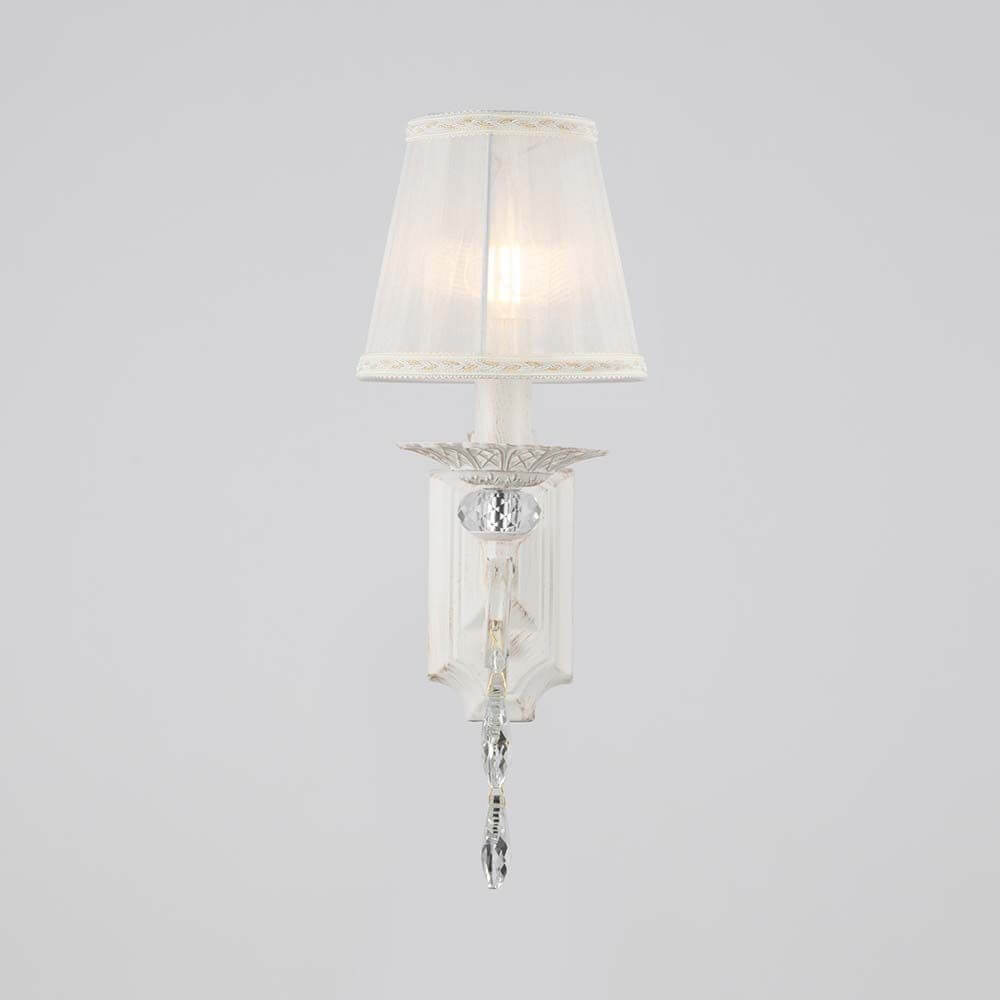 Grace Wandlampe Weiß mit goldlackiertem Rahmen und plissiertem Organza-Lampenschirm