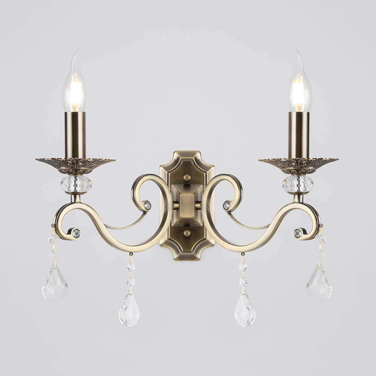Grace Wandleuchte 2-flg. Messing mit eleganten Kristallanhängern und weißen Lampenschirmen.