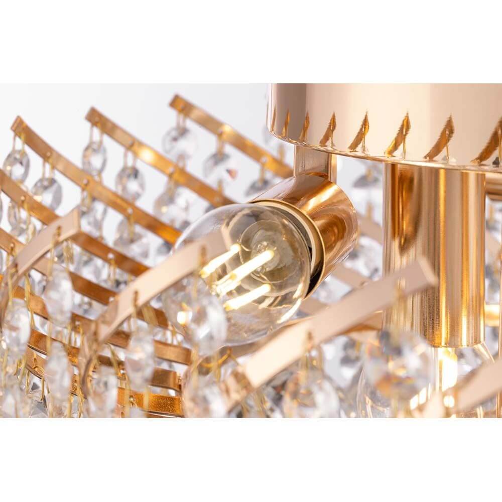 Karolina Deckenleuchte mit vergoldetem Metallrahmen und Kristallanhängern in verschiedenen Formen.