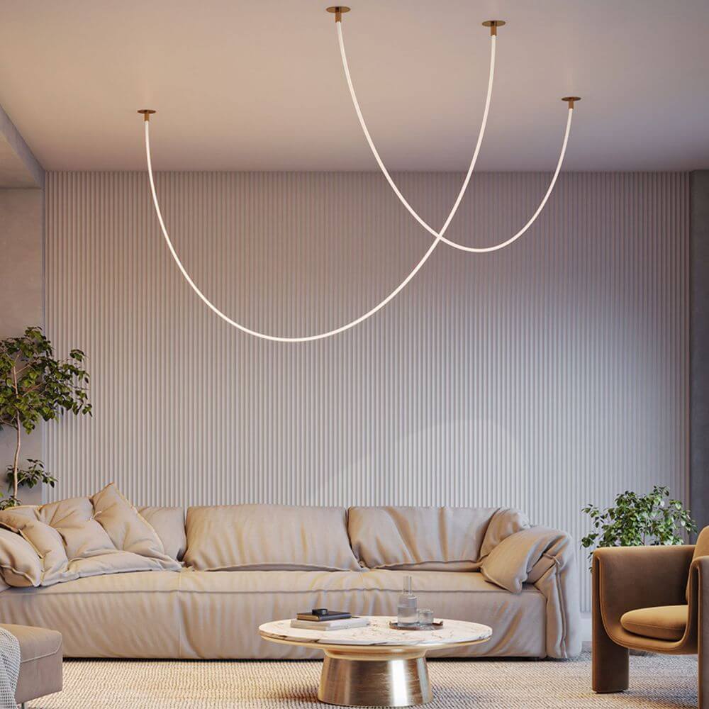 LED Pendelleuchte Tau 400cm im modernen Wohnzimmer mit eleganter Sofa und Dekoration.
