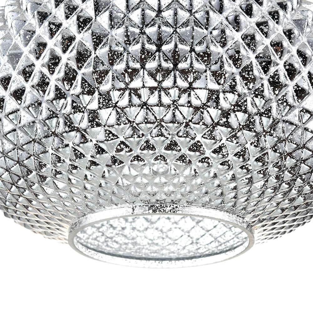 Detailaufnahme der glitzernden, facettierten Glasornamente der Moreno Pendelleuchte.