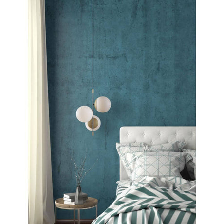 Nostalgia Hängeleuchte über einem Bett in einem modern eingerichteten Schlafzimmer mit blauer Wand.