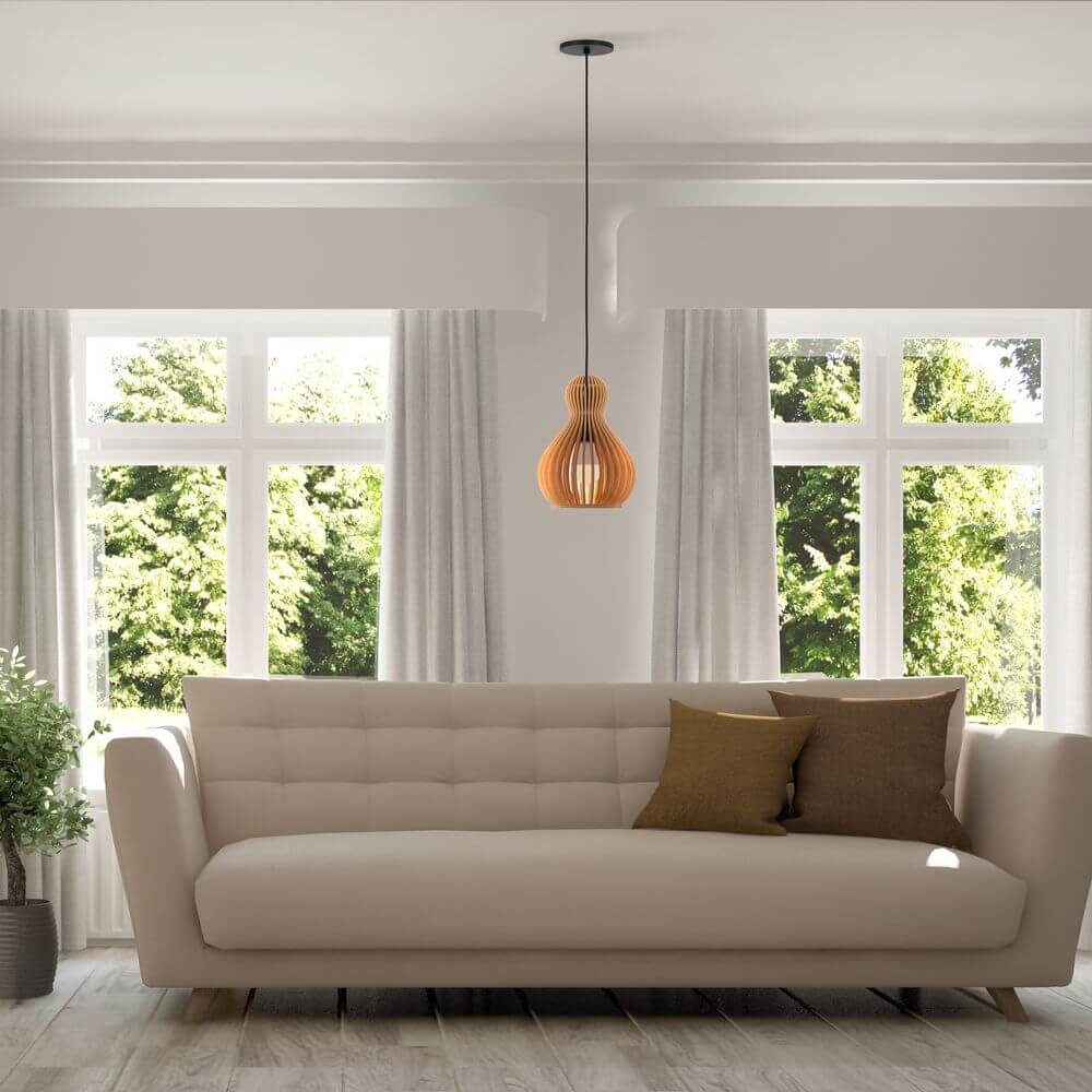 Holz Pendelleuchte Roots Bauchform über einem modernen Sofa im Wohnzimmer mit großen Fenstern.