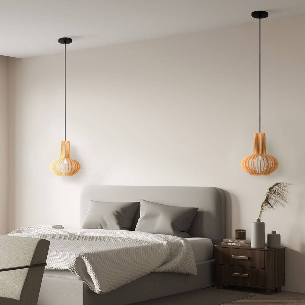 Ovale Holz Pendelleuchte Roots hängen über einem modernen Schlafzimmer mit Betten und Nachttischen.