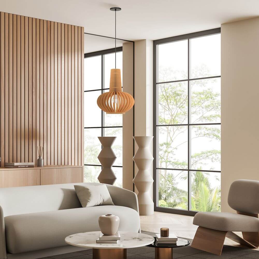 Ovale Holz Pendelleuchte Roots in modernem Wohnzimmer mit großen Fenstern und stilvollem Innendesign.