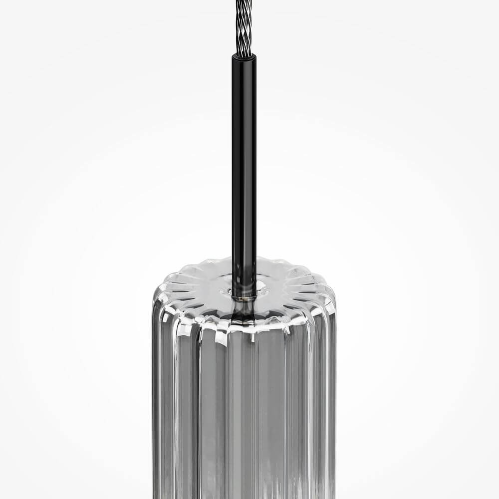 Detailansicht der LED Hängeleuchte Ordo XL mit klarem Design und schwarzem Kabel, Ø 8cm.