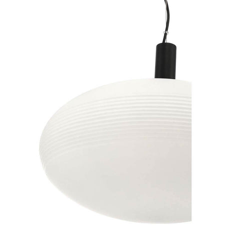 Perlas Pendelleuchte Ø 43cm mit weißem Glaslampenschirm und schwarzem Metallbeschlag.