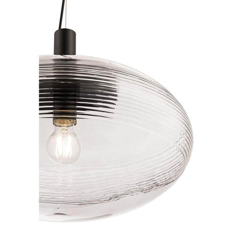 Perlas Pendelleuchte Ø 43cm mit klarem Glaslampenschirm und schwarzem Metallbeschlag.