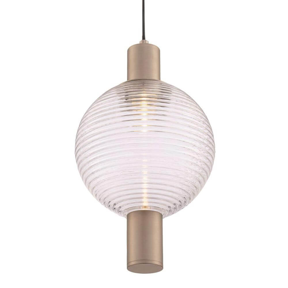 Rueca Pendelleuchte in Messing mit Rillenschirm, ideal für moderne Innenräume, höhenverstellbar durch Schnurlänge.