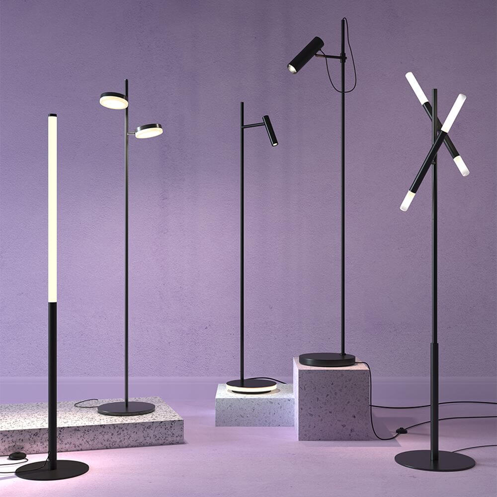 LED Stehleuchte Estudo Schwarz Schirm Drehbar in stilvollem Ambiente mit mehreren modernen Stehleuchten.
