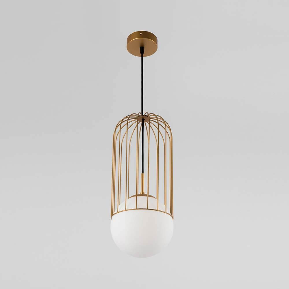 Telford Pendelleuchte Gold, Weiß mit dekorativem Metallrahmen und mattierten Glasdiffusoren.