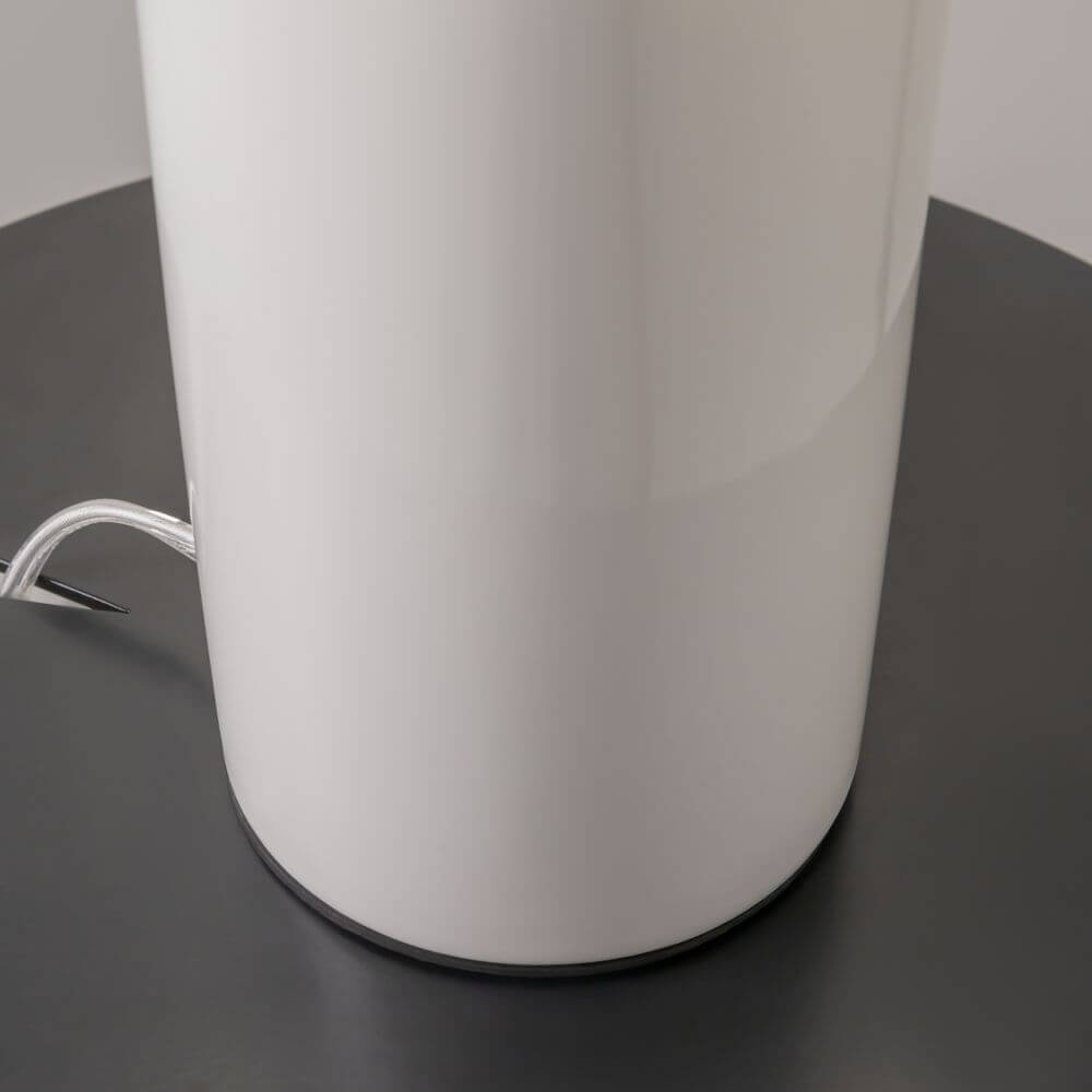 LED Tischleuchte Memory Ø 30cm - Detailansicht des Lampenfußes auf einem Tisch.