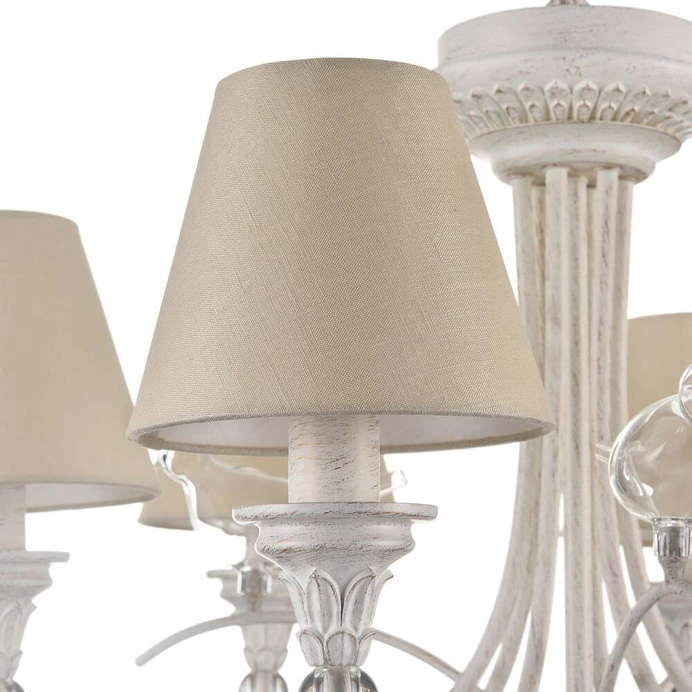 Torino Kronleuchter 6-flg. Weiß-Antik mit eleganten Lampenschirmen in Beige und antikem Design.
